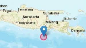 Warga di rumah sakit m. Breaking News Gempa Magnitudo 6 7 Guncang Malang Terasa Hingga Semarang Tribun Jateng