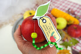30 uhr selber basteln vorlage brontepublicschool com. Bastelidee Apfel Mit Bugelperlen Wurm Kinder Diy Trends