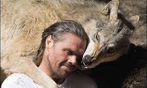 معظم أنواع الدببة من الحيوانات المفترسة آكلة اللحوم، لكن الدب البني على وجه الخصوص يهاجم ويفترس البشر، لاسيما عند الشعور بالخطر على صغاره. Ø¨Ø§Ù„ØµÙˆØ± ØµØ¯Ø§Ù‚Ø© Ø­Ù…ÙŠÙ…Ø© Ø¨ÙŠÙ† Ø§Ù„Ø¥Ù†Ø³Ø§Ù† ÙˆØ£Ø®Ø·Ø± Ø§Ù†ÙˆØ§Ø¹ Ø§Ù„Ø­ÙŠÙˆØ§Ù†Ø§Øª Ø§Ù„Ù…ÙØªØ±Ø³Ø© Ø§Ø³ÙˆØ¯ ÙˆØ«Ø¹Ø§Ø¨ÙŠÙ† ÙˆØªÙ…Ø§Ø³ÙŠØ­ ÙˆØ¹Ù‚Ø§Ø±Ø¨