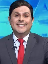 Y bueno, Freddy Serrano renunció a su puesto como Director de Canal 8, hoy  por la mañana. “Hoy decidí retirarme de Canal 8 para continuar con mi  carrera en Estados Unidos, donde