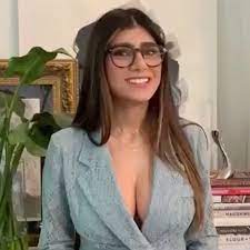 She began acting in pornography in october 2014. Ex Pornostar Mia Khalifa Als Ob Leute Durch Meine Kleidung Sehen Konnen Stern De