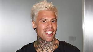 Prima david beckham, poi ignazio moser, quest'estate gli uomini più hot sfoggiano capelli cortissimi e decolorati, tendenza che ci riporta . Il Colore Capelli Uomo 2019 E Il Biondo Platino Gq Italia