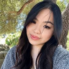 Savanna Lee's Instagram, Twitter & Facebook