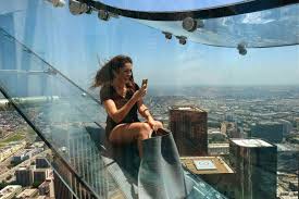 Es Gibt Eine Glasrutsche Auf Einem Wolkenkratzer Und Die Leute Machen Sich Vor Angst In Die Hose Wolkenkratzer Usa Reise Angeles