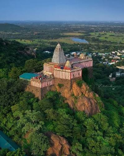 temple #templesculpture #templearchitecture #thevaramtemples #thirukuruhavur Thiru Velladainathar temple at Thirukuruhavur is a Thevaram temple where Saivaite saints Sambandhar and Sundarar have sung hymns in praise of this God. So this dates back