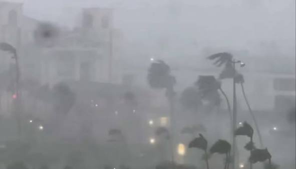🌪️ Ouça a força do vento. 🌀🌊⛈️🌧️🇬🇺, O vídeo registra o momento em que a parte traseira do Super Tufão Bavi continua atingindo Guam, demonstrando que os efeitos mais perigosos de um Ciclone tropical ...