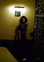 L A Atmosfera De Cada Pelicula De Wong Kar Wai Especialmente In The Mood For Love Siempre Trata De Ser Recr Film Inspiration Maggie Cheung Photography Inspo