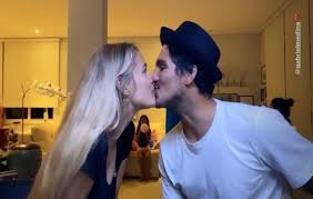 Gabriel medina has disabled new messages. Yasmin Brunet E Gabriel Medina Fazem Tattoo De Casal No Pe Ofuxico