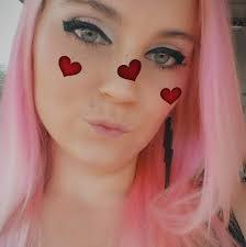 Katy Connell's Instagram, Twitter & Facebook