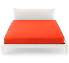 Tirando l'elastico si formano gli angoli, per un lenzuolo ben teso e in sempre in ordine, anche. Lenzuolo Sotto Con Angoli 1 Una Piazza Letto Singolo Pantone By Bassetti Fiesta Rosso Chiaro Tinta Unita Puro Cotone Perlarara