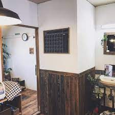 ダイソーのチョークで書き込める マンスリーカレンダー 壁に貼り付けてもいいけど 書き込みはテーブルでやりたい そんな思いで作った簡単お手軽アレンジ マンスリーカレンダー 100均 収納 キッチン カレンダー