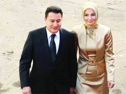 Ali babacan'ın 3 kız kardeşi betül, tuğba ve merve ile yakın arkadaş olan ülkü zeynep babacan ali babancan ile üniversitenin 2. Ulku Zeynep Babacan Nereli