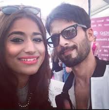 Shahid Kapoor aka Pappu has reached Madrid, clicks selfies with fans!