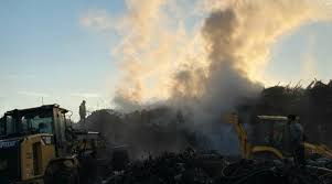 Primele informaţii arată că nu sunt victime. Video Cluj Incendiu La Un Depozit De Lemne De Pe Strada OaÈ™ului Pompierii IncearcÄƒ De Peste 13 Ore SÄƒ StingÄƒ Focul