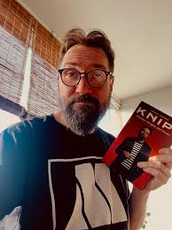 Uusimmassa Musiikintekijä-lehdessä juttua Matkustajasta. Hauska kuvitus by  Karri Lehtonen 🧔🏻‍♂️🪕🎼 Suomen Musiikintekijät