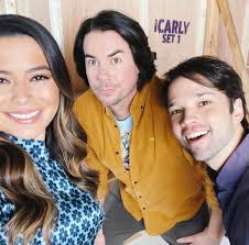 Plus, we see the return of eccentric guest stars nevel papperman and nora dershlit. Icarly Brasil Icarly312 Twitter