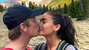 Maybe you would like to learn more about one of these? Supermodel Kelly Gale Wurde Fast Von Einem Baren Gefressen Promiflash De