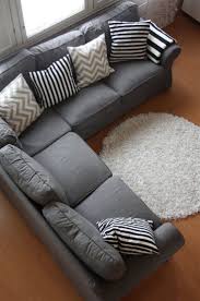 Graue Couch Mit Kuhlen Kissen Konnte Auch Etwas Akzentfarbe Hinzufugen Diy Deko Ideen In 2020 Living Room Grey Home Decor Home