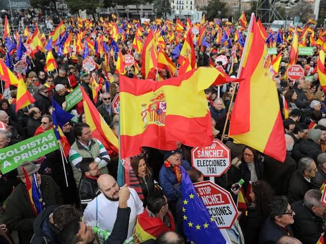 Miles de personas exigen elecciones por la "traición de Sánchez" con los  independentistas catalanes | Política | Actualidad | Cadena SER