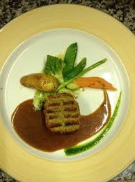 Asciugare il filetto e rifilarlo sfregare il filetto con sale e pepe e friggerlo a fuoco vivo in 2 cucchiai di olio caldo. Filetto Di Vitello In Crosta Di Pinoli Su Salsa Di Cognac Bild Von Da Domenico Hilden Tripadvisor