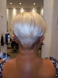 El verano ya está por llegar, y con el vienen nuevas tendencias en moda, calzado, maquillaje y cortes de cabello, así que no te pierdas estás ideas que le quedarán bien a todas la mujeres, pues se trata de estilos para cualquier edad y personalidad, sólo se trata de arriesgarse un poco. Galeria De Fotos Corte Club Ano 2021 Corte Club