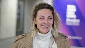 She prepared a set for the fans full of guests and unbridled energy, which she is famous for. Cemu Se Prave Ted Venuje Bara Polakova Mujrozhlas