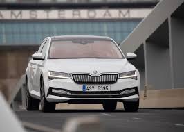 Many drivers don't know that the trip reset button has a dual purpose. Inspektion Skoda Superb Infos Intervalle Kosten