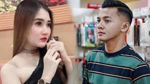 Umur 25 tahun) adalah penyanyi dangdut berkebangsaan indonesia. Sosok Mantan Istri Dory Harsa Tak Kalah Cantik Dari Nella Kharisma Cerai Karena Disakiti Tribun Timur