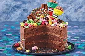 We offer cakes in different flavors and quantities according to your preference, such as pineapple, chocolate, mixed fruit, etc. 18th Birthday Cake Ideas For Boys And Girls