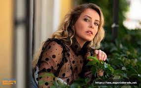 Her first major part was in the sitcom kadın i̇sterse where she played hülya avşar's daughter. Unlu Oyuncu Vildan Atasever Saray A Gelin Gidiyor