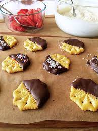 Snowflake Ritz Crackers Turn Any Dessert Into A Whimsical Treat That Everyone At Your Holiday Party Will Love Dip Half O Sweet Snacks Desserts Holiday Recipes
