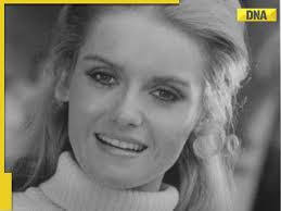 Sharon Farrell's Instagram, Twitter & Facebook