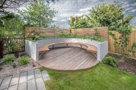 Runddeck Mit Bank In Hochbeet Teil Der Gartengestaltung In Dulwich Dulwich Gartengestaltung Hochbeet Rundd Backyard Seating Backyard Seating Area Seating