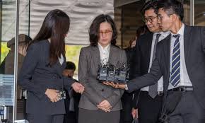 조국 전 법무부 장관이 지난달 24일 구속 수감 중인 부인인 정경심 동양대 교수의 접견을 마치고. ê²€ì°° ì •ê²½ì‹¬ì— ì§•ì—­ 7ë…„ êµ¬í˜• êµ­ì •ë†ë‹¨ê³¼ ìœ ì‚¬ ì‚¬ê±´ ì‹œì‚¬ì €ë„
