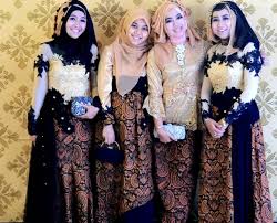 100 Model Gamis Batik Kombinasi Brokat Terbaru Modern Dan Kekinian Wikipie Co Id Pakaian Pesta Model Pakaian Gaya Hijab