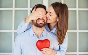 En chemin vers sa voiture, ou au moment d'ouvrir la porte de l'appartement, il pensera immédiatement. Saint Valentin 10 Idees De Cadeaux Pour Seduire Son Homme Le Parisien