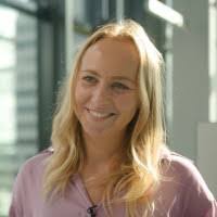 Stephanie Slee's Instagram, Twitter & Facebook