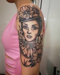 tatuagem criada por torreao andre de sao paulo mulher com vestido e chapeu de epoca em preto e cinza tatuagem tatuagem estilosa tatuagem braco tatuagem tatuagem estilosa