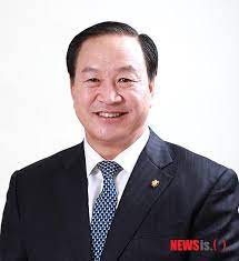3성 장군 출신인 한기호 국민의힘 의원이 국방부가 추미애 법무부 장관 아들의 군 복무 시절 특혜 휴가 논란에 대해 사실상 문제가 없다고 공식 입장을 밝힌 것과 관련해 참담한 심정이라고 말했다. é‡Ž í•œê¸°í˜¸ 5 16 êµ¬êµ­ì˜ í˜ëª… ë°œì–¸ ì¿ ë°íƒ€ì  êµ­ê°€ê´€ ì¡°ì„ ì¼ë³´
