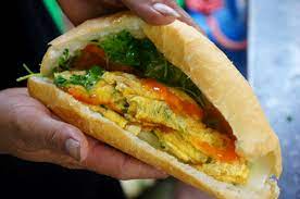 Bánh rán có hình bán nguyệt giống chiếc gối, vỏ làm bằng bột mì, nhân gồm miến, mộc nhĩ, thịt lợn băm nhỏ, lạp xường, trứng. Cach Lam Banh Mi Trá»©ng Sieu Ngon Cho Bá»¯a Sang