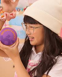 Lucas está sempre em movimento! Entre dribles, gols e corridas pelo  quintal, ele adora registrar cada aventura e transformar cada brincadeira  em uma nova história. Energia, risadas e descobertas fazem parte do