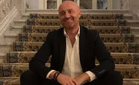 Rudy zerbi, all'anagrafe rodolfo zerbi, è professore di canto di amici di 52 anni, talent show condotto da maria de filippi e produttore discografico di sony. Rudy Zerbi Presenta Al Pubblico Il Nuovo Arrivato In Famiglia Adorabile