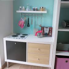 Mal Eine Ganz Andere Variante Fur Eine Ikea Kinderkuche 1 Kallax 2 Fach Regal Mit Schwarzer Tur Als B Ikea Kinderkuche Ikea Kuche Kinder Ikea Hacken Kinder