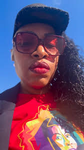 Enjoying this beautiful day in Philly with my favorite new tee