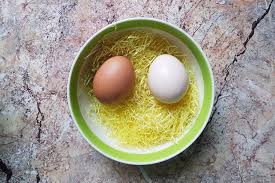 Damit ein ei optimal gegart und nicht etwa zu flüssig oder zu hart wird, kann man den ein oder anderen trick beachten. Eier Hart Kochen Kochzeiten Anleitung Tipps Tricks