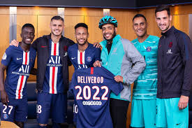 Le patron du maillot psg 20/21 a ensuite retiré di maria du terrain et l'a escorté jusqu'au vestiaire, apparemment pour informer l'international argentin de ce qui se passait. Apres Uber Eats A L Om Le Psg S Associe A Deliveroo