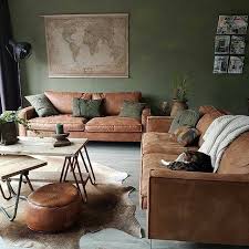 Canapes Et Poufs En Cuir Marron Couleurs Naturelles Ce Salon Adopte La Tendance Coloniale Deco Interieure Deco Salon Idee Salon