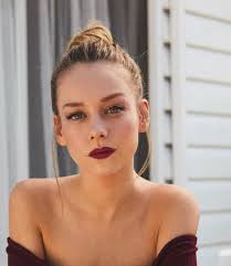 In this gif hunt you will find 728 gifs of ester expósito in her role of carla in season 2 of elite. La Femme Dans L Art On Twitter Ester Exposito