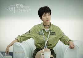 韩非儿《我们都要好好的》热播上线造型多变演绎时髦穿搭- 中国日报网