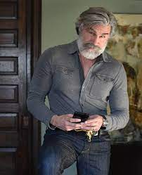 20 Men Who Recognize How To Get Even Hotter With Age Grey Hair Men Handsome Older Men Older Mens Long Hairstyles